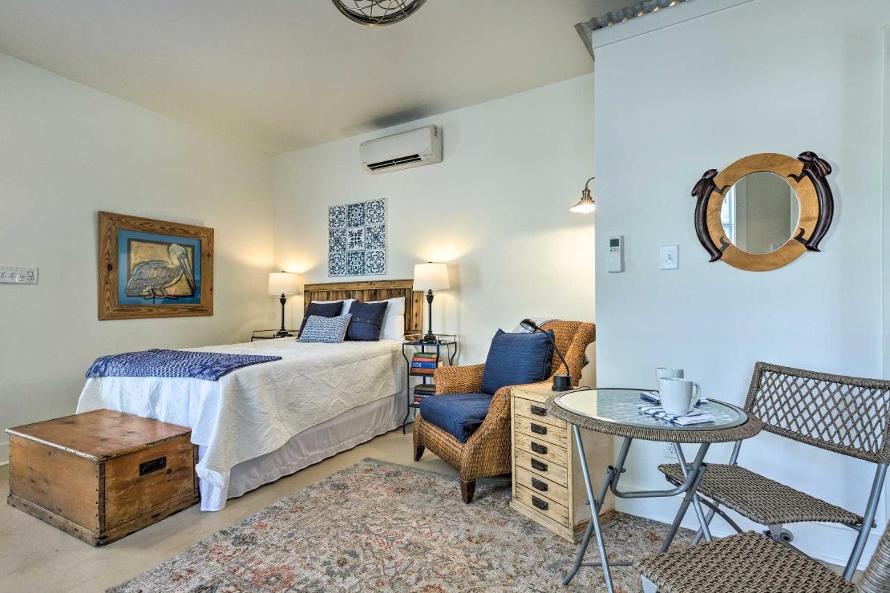 Апартаменты Old Town Getaway, Walk To Shopping, Dining, And Bay! Бей-Сент-Луис Экстерьер фото